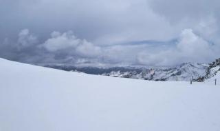 四川达古冰川下雪
